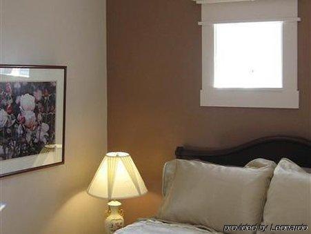 Plum Grove Inn ไอโอวาซิตี ห้อง รูปภาพ