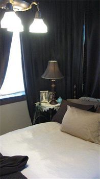 Plum Grove Inn ไอโอวาซิตี ภายนอก รูปภาพ