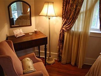 Plum Grove Inn ไอโอวาซิตี ภายนอก รูปภาพ